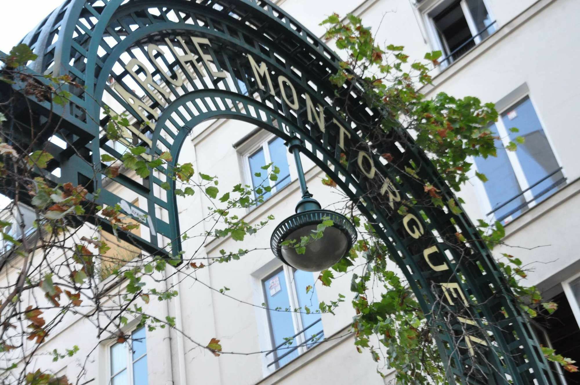 65-French Cancan St Denis Paris Extérieur photo